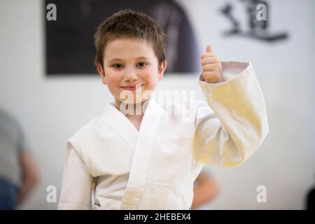 Weißrussland, die Stadt Gomel, 23. Juni 2021. Judo Club. Ein Kind in einem Kimano zeigt ein Klassenzeichen. Stockfoto