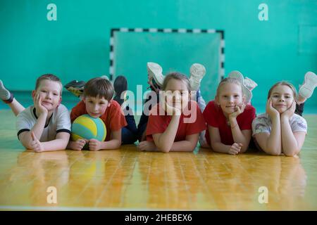 Grundschüler an einer Sportstunde. Eine Gruppe von Chi Stockfoto