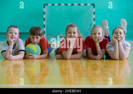 Grundschüler an einer Sportstunde. Eine Gruppe von Chi Stockfoto