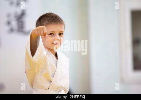 Weißrussland, die Stadt Gomel, 23. Juni 2021. Judo Club. Ein Kind in einem Kimano zeigt einen Empfang. Stockfoto