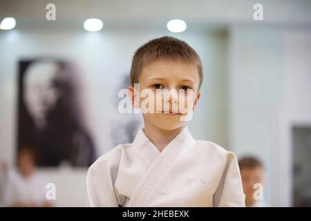 Weißrussland, die Stadt Gomel, 23. Juni 2021. Judo Club. Porträt eines kleinen Jungen in Kimano. Stockfoto