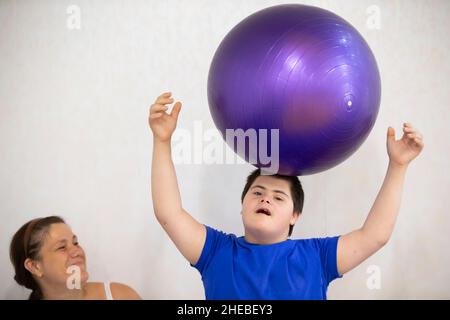 Weißrussland, die Stadt Gomel, 23. Juni 2021. Judo Club. Ein Kind mit Down-Syndrom geht in den Sport. Stockfoto