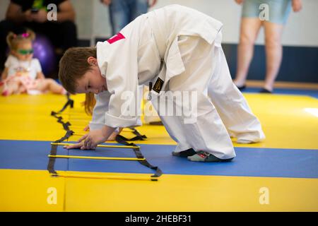 Weißrussland, die Stadt Gomel, 23. Juni 2021. Judo Club. Eine Gruppe von Kindern beschäftigt sich mit dem Judo. Stockfoto