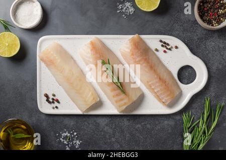Frischer roher Kabeljaufisch mit Zutaten zum Kochen Stockfoto