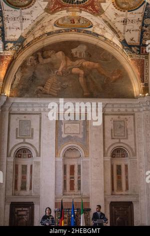 Rom, Italien. 10th Januar 2022. Im Anschluss an das Treffen nimmt die deutsche Außenministerin Annalena Baerbock (L) an einer gemeinsamen Pressekonferenz mit ihrem italienischen Amtskollegen Luigi Di Maio Teil. Quelle: Oliver Weiken/dpa/Alamy Live News Stockfoto