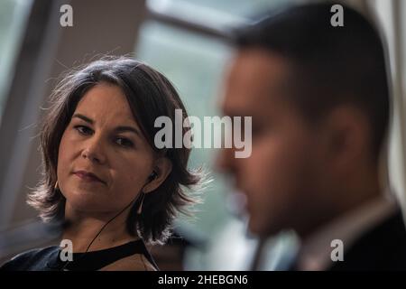 Rom, Italien. 10th Januar 2022. Im Anschluss an das Treffen nimmt die deutsche Außenministerin Annalena Baerbock (L) an einer gemeinsamen Pressekonferenz mit ihrem italienischen Amtskollegen Luigi Di Maio Teil. Quelle: Oliver Weiken/dpa/Alamy Live News Stockfoto