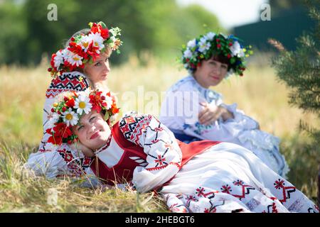 Schöne weißrussische oder ukrainische Frauen in nationaler Kleidung. Stockfoto