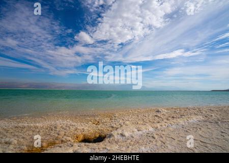 Der Wasserstand nimmt ab und die Salzkristallisation wird durch Verdunstung an den Küsten des Toten Meeres in Israel verursacht Stockfoto