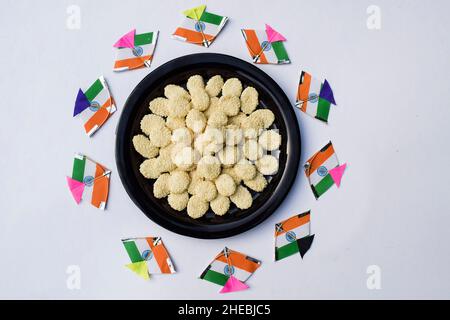 Rewadi süße weiße Sesamsamen indische Süßigkeiten, die im Januar in Indien im Winter gegessen werden. Indian republic Day Poster und Makar sankranti Thema mit til re Stockfoto