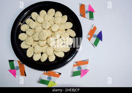 Rewadi süße weiße Sesamsamen indische Süßigkeiten, die im Januar in Indien im Winter gegessen werden. Indian republic Day Poster und Makar sankranti Thema mit til re Stockfoto