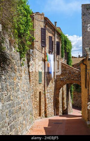 Gasse mit hängender Wäsche Stockfoto