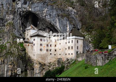 Predjama Castle (Predjamski Grad, Grad Predjama, Höhlenburg Lueg oder Castel Lueghi) ist ein Renaissanceschloss, das in einer Höhlenmündung im südlichen Zentrum errichtet wurde Stockfoto