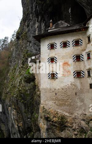 Predjama Castle (Predjamski Grad, Grad Predjama, Höhlenburg Lueg oder Castel Lueghi) ist ein Renaissanceschloss, das in einer Höhlenmündung im südlichen Zentrum errichtet wurde Stockfoto