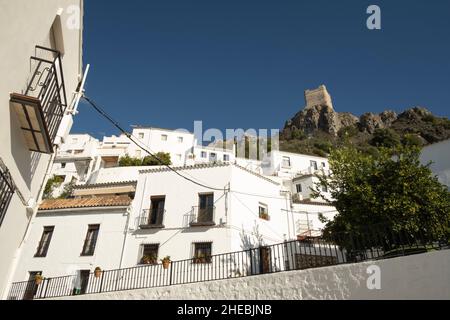 Weiße Gebäude in einem kleinen Dorf in Andalusien und eine maurische Burg auf dem Felsen Stockfoto