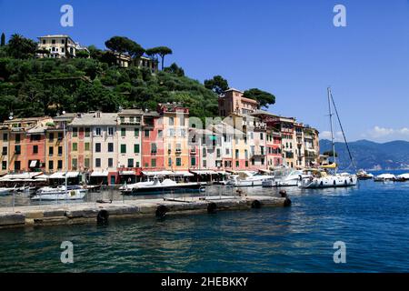 Pastellfarben bemalten Häusern am Strand von Portofino, Golfo del Tigullio, italienische Riviera, Ligurien, Italien Stockfoto