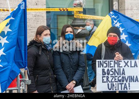 Rom, Italien. 10th Januar 2022. Rom, auf der Piazza Santi Apostoli, am 10.01.2022, die Demonstration "Lass uns Bosnien und Herzegowina retten": Ein friedlicher Protest für den Frieden und für eine wahre Versöhnung in dem Land, das sich noch nicht vollständig vom Bürgerkrieg erholt hat, der in ' 95 endete. Kredit: Unabhängige Fotoagentur/Alamy Live Nachrichten Stockfoto