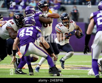 Chicago Bears Center Sam Mustpher (67) öffnet ein Loch für Chicago Bears, die David Montgomery (32) während eines Spiels gegen die Minnesota Vikings im U.S. Bank Stadium am Sonntag, 9. Januar 2022, in Minneapolis zurücklaufen. (Foto von Stacey Wescott/Chicago Tribune/TNS/Sipa USA) Stockfoto