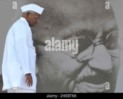 Die indische Sozialaktivistin Anna Hazare spricht während des Protestes für Lokpal Bill im Jahr 2011 in Neu-Delhi, Indien, an einer öffentlichen Versammlung. Stockfoto