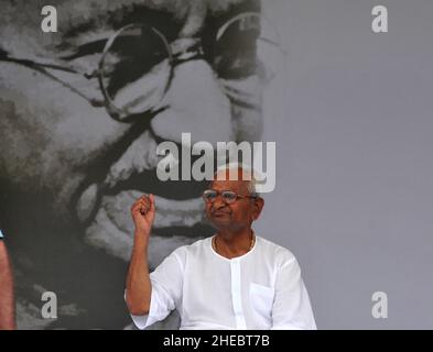 Die indische Sozialaktivistin Anna Hazare spricht während des Protestes für Lokpal Bill im Jahr 2011 in Neu-Delhi, Indien, an einer öffentlichen Versammlung. Stockfoto