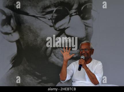 Die indische Sozialaktivistin Anna Hazare spricht während des Protestes für Lokpal Bill im Jahr 2011 in Neu-Delhi, Indien, an einer öffentlichen Versammlung. Stockfoto