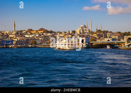 Istanbul am Morgen. Fähre und goldenes Horn mit Galata-Brücke und Moscheen. Istanbul Türkei - 10.13.2021 Stockfoto