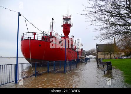 04/01/2022Gravesend Großbritannien. Heute gab es eine Hochwasserwarnung, und die Thames Barrier in Woolwich wurde zum Schutz Londons geschlossen. In Kombination mit schwerem w Stockfoto