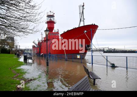 04/01/2022 Gravesend UK. Heute gab es eine Hochwasserwarnung, und die Thames Barrier in Woolwich wurde zum Schutz Londons geschlossen. In Kombination mit schwerem Stockfoto