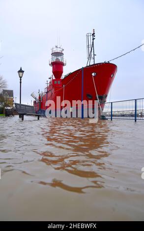 04/01/2022 Gravesend UK. Heute gab es eine Hochwasserwarnung, und die Thames Barrier in Woolwich wurde zum Schutz Londons geschlossen. In Kombination mit schwerem Stockfoto