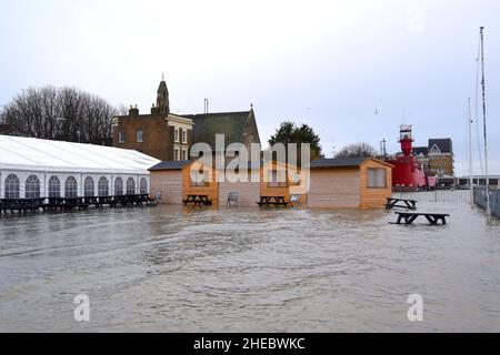 04/01/2022 Gravesend UK. Heute gab es eine Hochwasserwarnung, und die Thames Barrier in Woolwich wurde zum Schutz Londons geschlossen. In Kombination mit schwerem Stockfoto