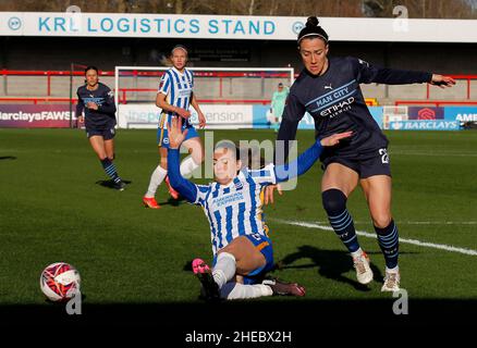 CRAWLEY, Großbritannien, JANUAR 09: Kayleigh Green von Brighton & Hove Albion Women und Lucy Bronze von Manchester City Women während der Barclays FA Woman Stockfoto