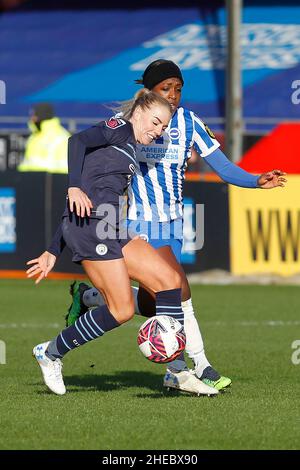CRAWLEY, Großbritannien, JANUAR 09: Alex Greenwood von Manchester City Women und Danielle Carter von Brighton & Hove Albion Women während der Barclays FA W Stockfoto