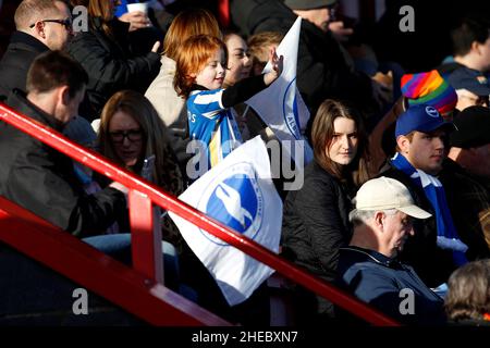 CRAWLEY, Großbritannien, JANUAR 09:Ein junger Brighton & Hove Albion-Frauenfan während der Barclays FA Woman Super League zwischen Brighton und Hove Albion an Stockfoto
