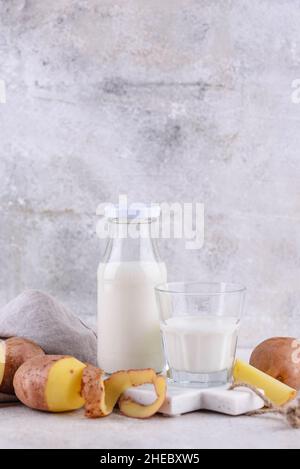 Kartoffelmilch. Getränk auf pflanzlicher Basis ohne Milchprodukte Stockfoto