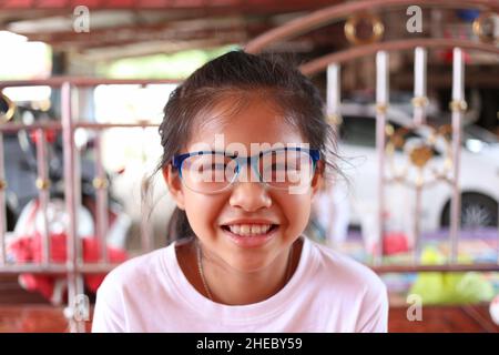 Asiatische Mädchen mit Brille lächelt in sehr glücklich für Design in Sie arbeiten glücklich Zeit Konzept. Stockfoto