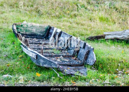 Ein vergessenes Fischerboot im Nebenfluss der Donau bei Novi Sad, Serbien. Stockfoto