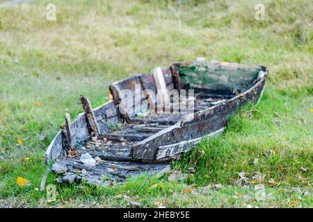 Ein vergessenes Fischerboot im Nebenfluss der Donau bei Novi Sad, Serbien. Stockfoto