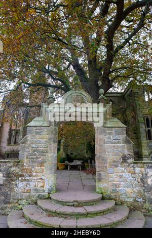 Der hintere Eingang zu den Ruinen von Nymans, die 1947 durch einen Brand zerstört wurden, West Sussex, Großbritannien Stockfoto