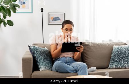 afroamerikanische Frau mit Tablet-pc zu Hause Stockfoto