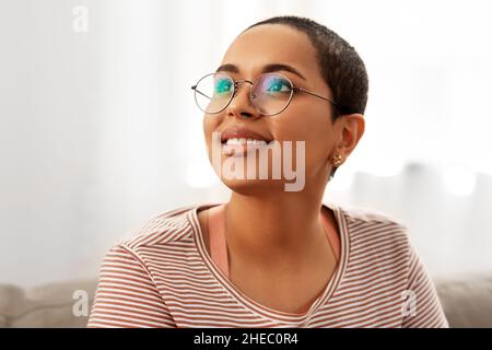Portrait der afrikanischen amerikanischen Frau in Gläser Stockfoto