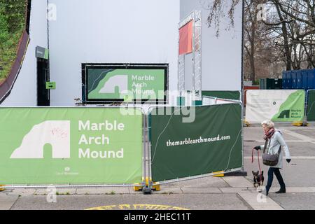 Eine Person geht am Marble Arch Mound im Zentrum von London vorbei, der jetzt für die Öffentlichkeit gesperrt ist. Bilddatum: Montag, 10. Januar 2022. Stockfoto