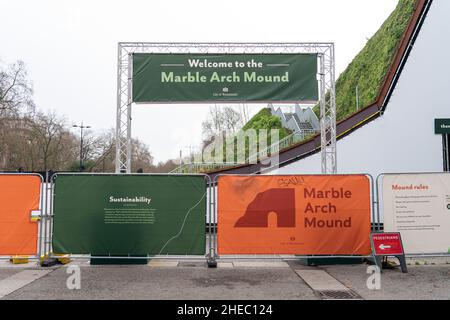 Der Marble Arch Mound im Zentrum von London, der jetzt für die Öffentlichkeit geschlossen ist. Bilddatum: Montag, 10. Januar 2022. Stockfoto