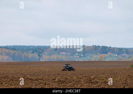 4WD Buggy für extreme Offroading. Fahrten auf einem gepflügten Feld. Offroading Stockfoto