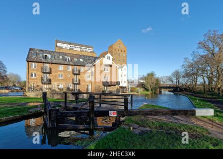 Coxes Lock Mill Apartments am Fluss Wey Navigation Kanal an einem sonnigen Wintertag Addlestone Surrey England UK Stockfoto