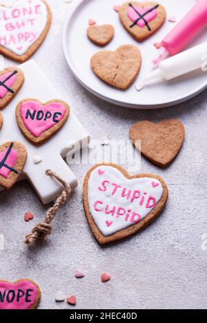 Anti-Valentinstag-Konzept. Cookies allein, aber glücklich. Stockfoto