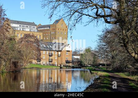 Coxes Lock Mill Apartments am Fluss Wey Navigation Kanal an einem sonnigen Wintertag Addlestone Surrey England UK Stockfoto