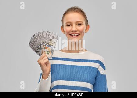 Lächelndes Teenager-Mädchen mit Dollargeldscheinen Stockfoto
