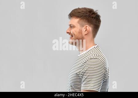 Lächelnder junger Mann im gestreiften T-Shirt Stockfoto