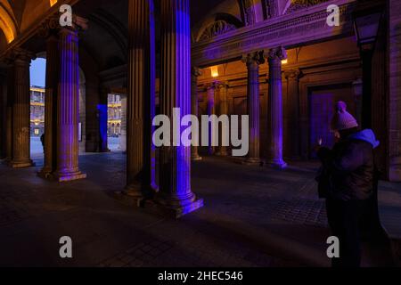 Frankreich. Paris (75) (1th Bezirk). Louvre Museum. Am Abend, unter dem Pavillon von Sully: Spiel der Schatten, Farben und Lichter in der Passage, die con Stockfoto