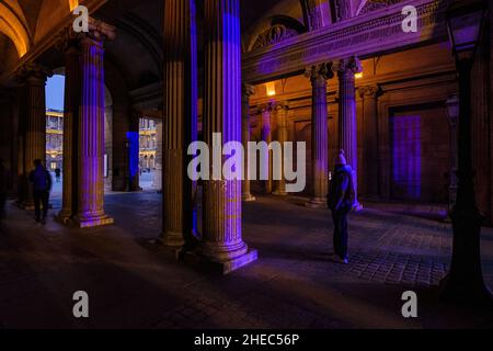 Frankreich. Paris (75) (1th Bezirk). Louvre Museum. Am Abend, unter dem Pavillon von Sully: Spiel der Schatten, Farben und Lichter in der Passage, die con Stockfoto