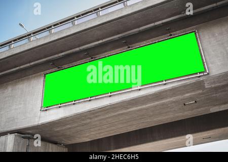 Plakatwand mit grünem Chroma-Key-Bildschirm auf Brücke Stockfoto